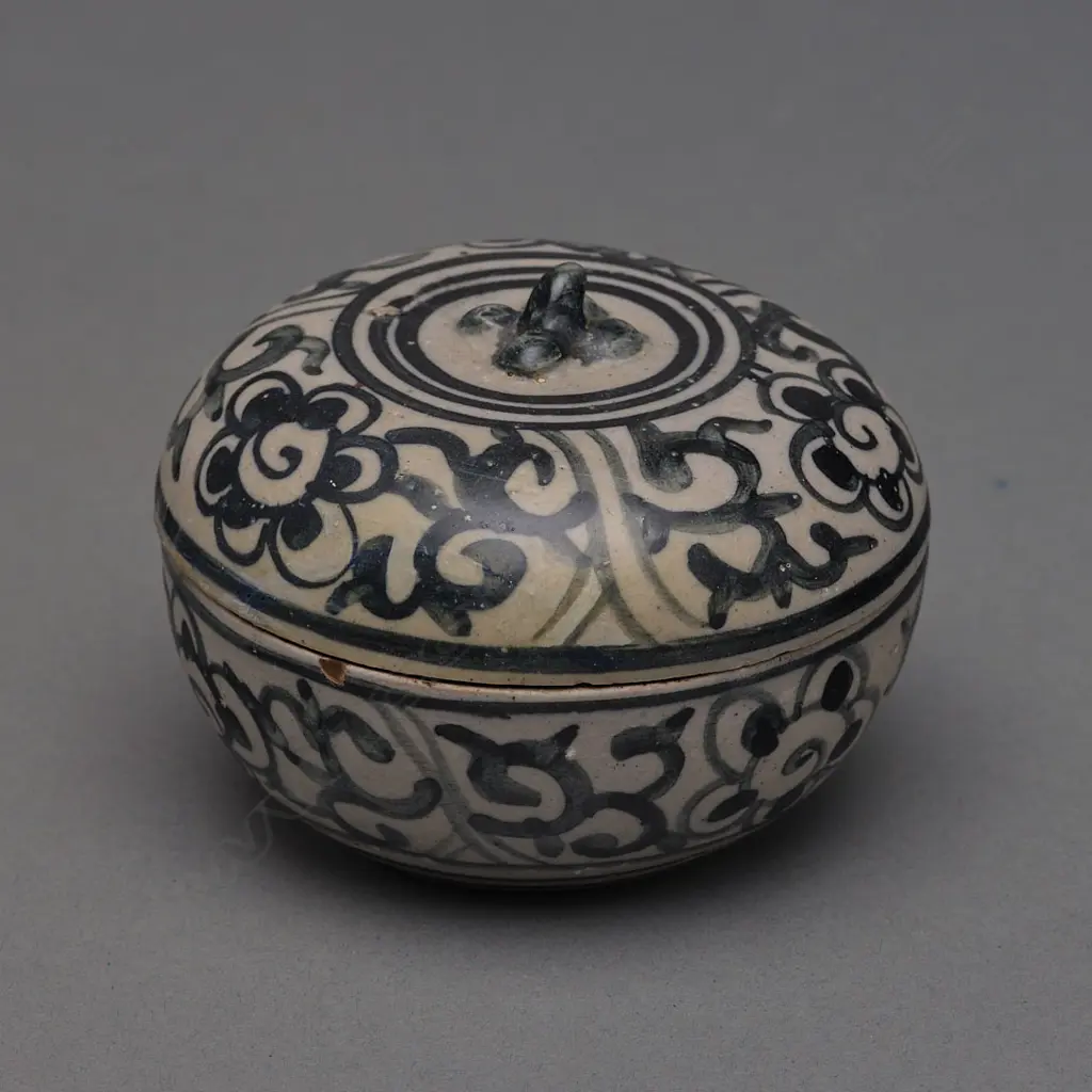 A Vietnamese Lê period stoneware covered box, Image 1++
